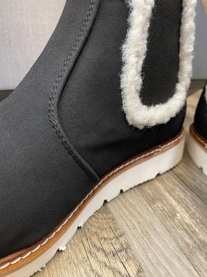 Black boots w/fur